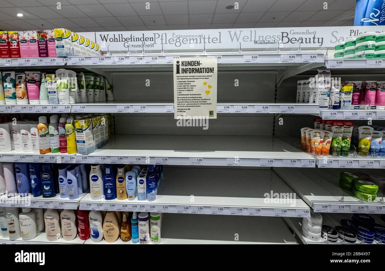 Symbolisches Foto zum Thema Hamstereinkauf, leere Regale bei Edeka in Rastatt. GES/Alltag während der Coronakrise in 76437 Rastatt während der Coronakrise, 20.03.2020 GES/Alltag während der Coronakrise in 76437 Rastatt Deutschland. 20.03.2020. Nutzung weltweit Stockfoto