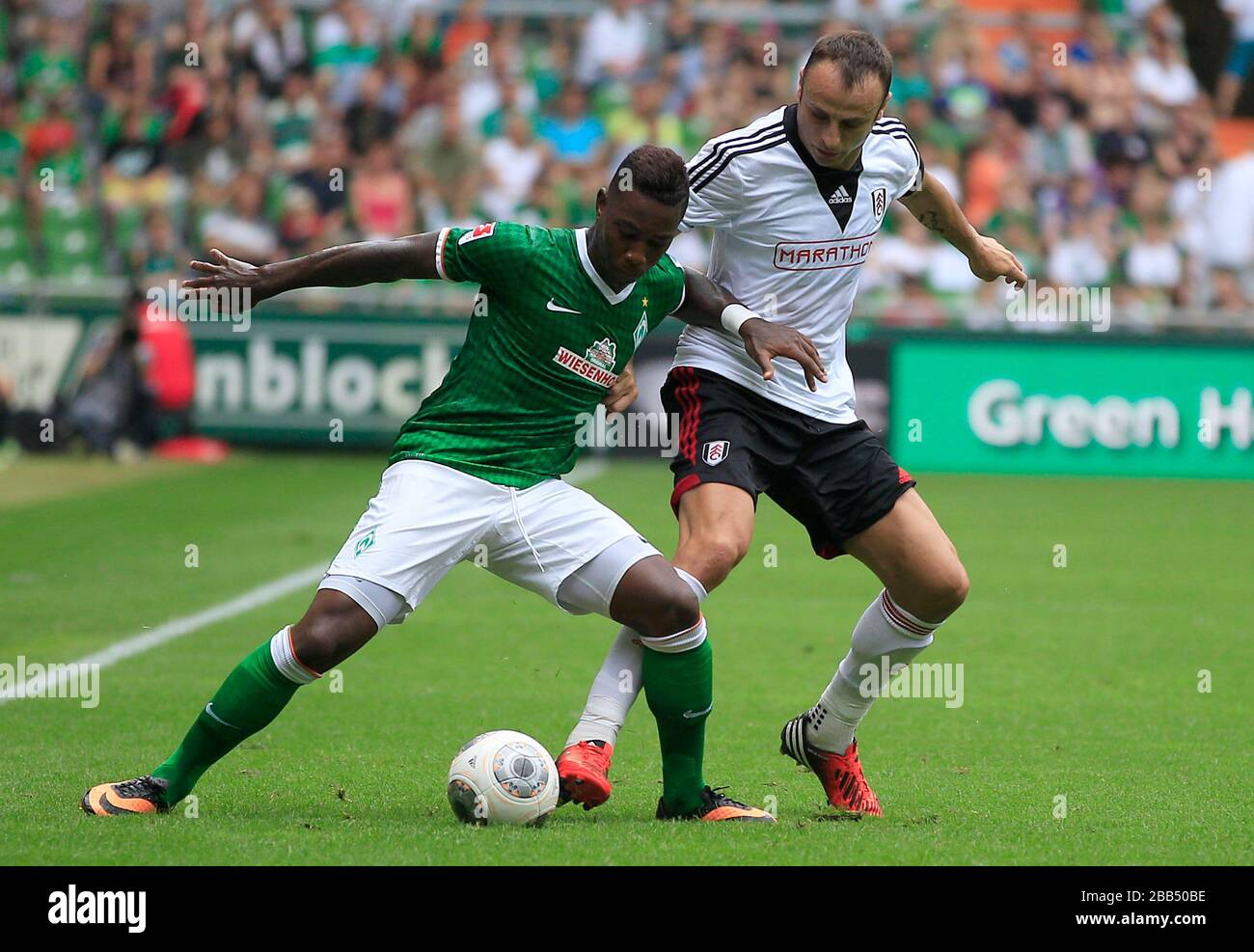 Werder Bremens Cedrick Makiadi (links) und Fulhams Dimitar Berbatov kämpfen um den Ball Stockfoto