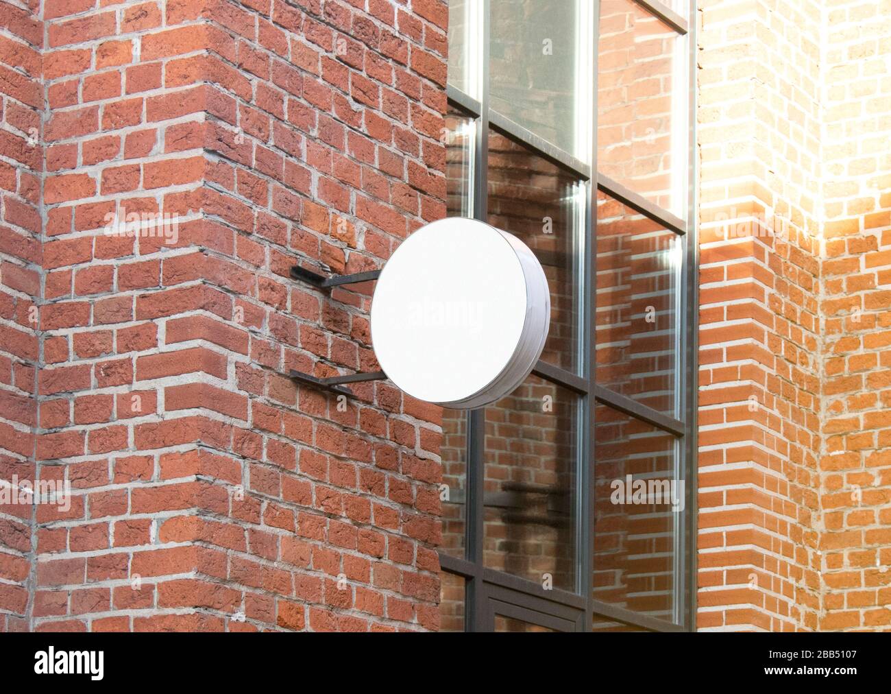 Blank weißen Outdoor runde Box Modell bis Backstein Wand montiert Stockfoto