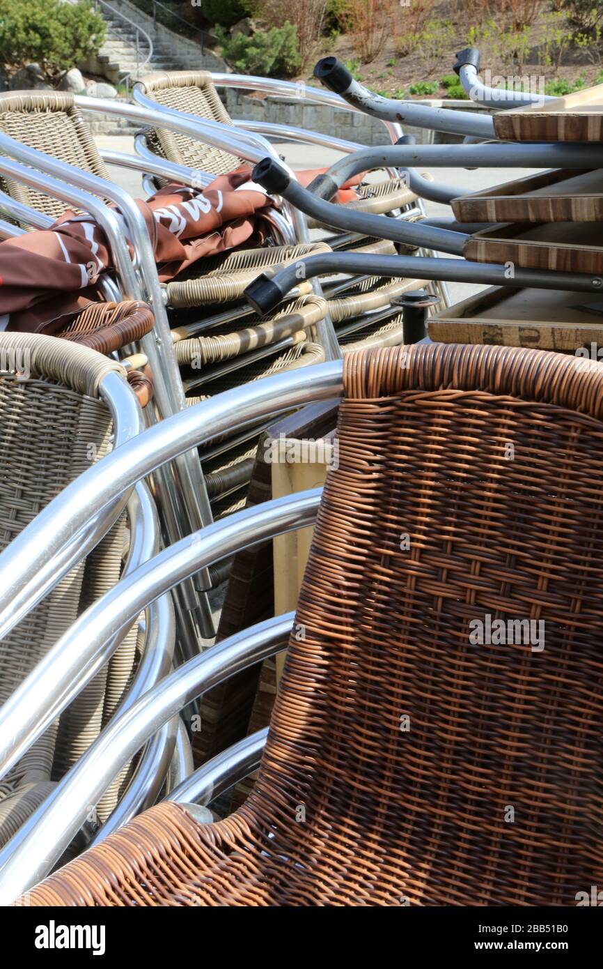 Chaises en plastique entassées sur la Terrasse d'un Restaurant. Verwaltung von Fermetten. Coronavirus. Covid-19. Saint-Gervais-les-Bains. Savoie Stockfoto
