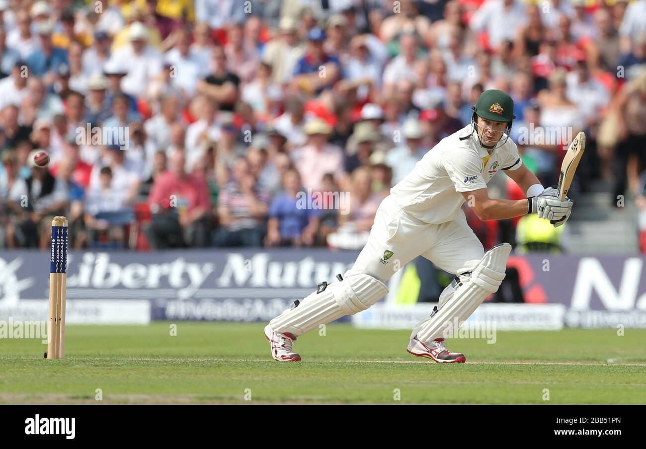 Der australische Shane Watson nimmt einen frühen Run vor dem England-Bowler James Anderson, während des Tages eines von ihm drittes Investec Ashes Testspiel im Old Trafford Cricket Ground, Manchester. Stockfoto