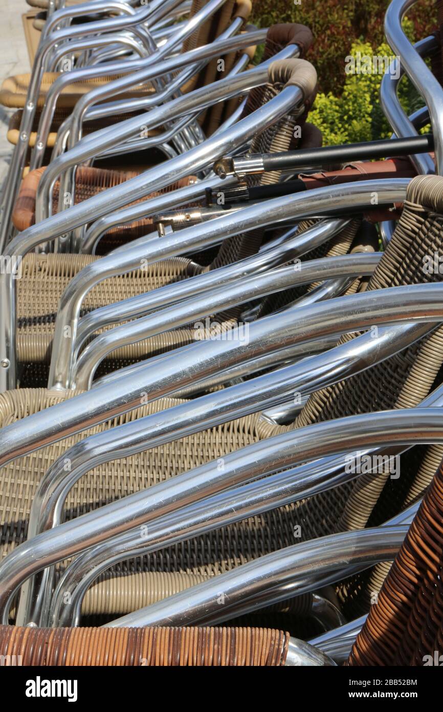 Chaises en plastique entassées sur la Terrasse d'un Restaurant. Verwaltung von Fermetten. Coronavirus. Covid-19. Saint-Gervais-les-Bains. Savoie Stockfoto