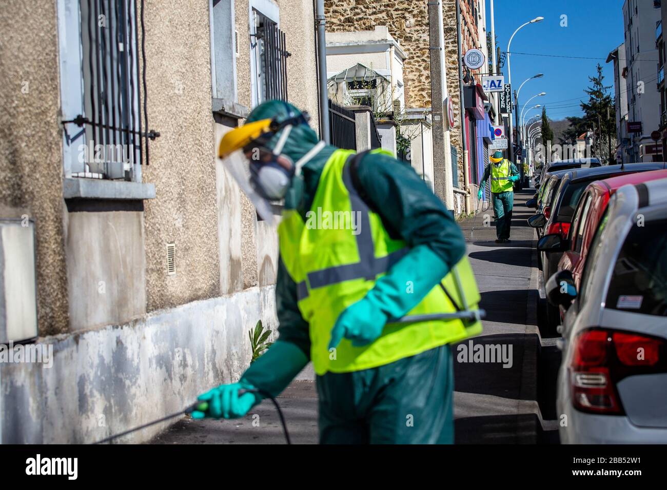 (200330) -- NEUILLY-PLAISANCE, 30. März 2020 (Xinhua) -- Mitarbeiter führen Desinfektionsarbeiten in einer Straße im Stadtzentrum von Neuilly-Plaisance, Frankreich, 30. März 2020 durch. Der französische Premierminister Edouard Philippe sagte am Samstag, dass der Kampf gegen die rapide zirkulierende Coronavirus-Epidemie "gerade erst begonnen hat", da die Regierung "langfristige intensive Anstrengungen" intensivere. (Foto von Aurelien Morissard/Xinhua) Stockfoto