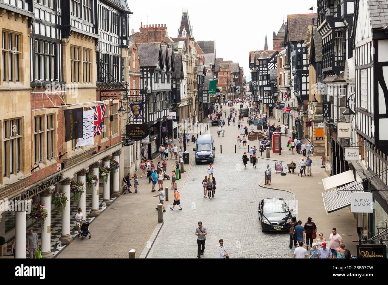 Geschäftige Einkaufsstraße mit Fachwerk, Chester, Cheshire, England, Großbritannien Stockfoto