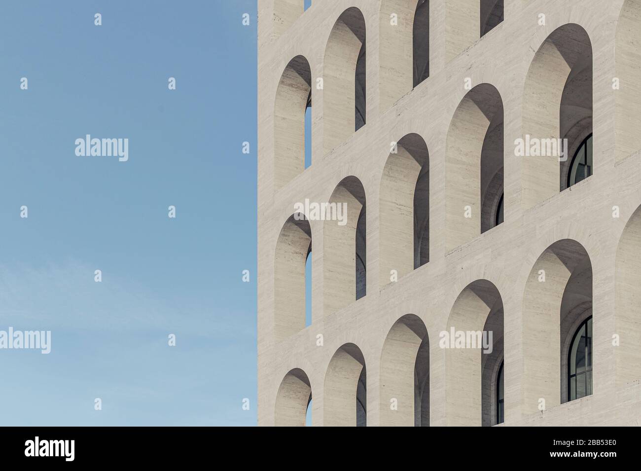 Detail der Fassade mit den Marmorbögen. Palazzo della Civiltà Italiana, Rom, Italien. Architekt: Giovanni Guerrini, Ernesto Lapaula und Mario ROM Stockfoto