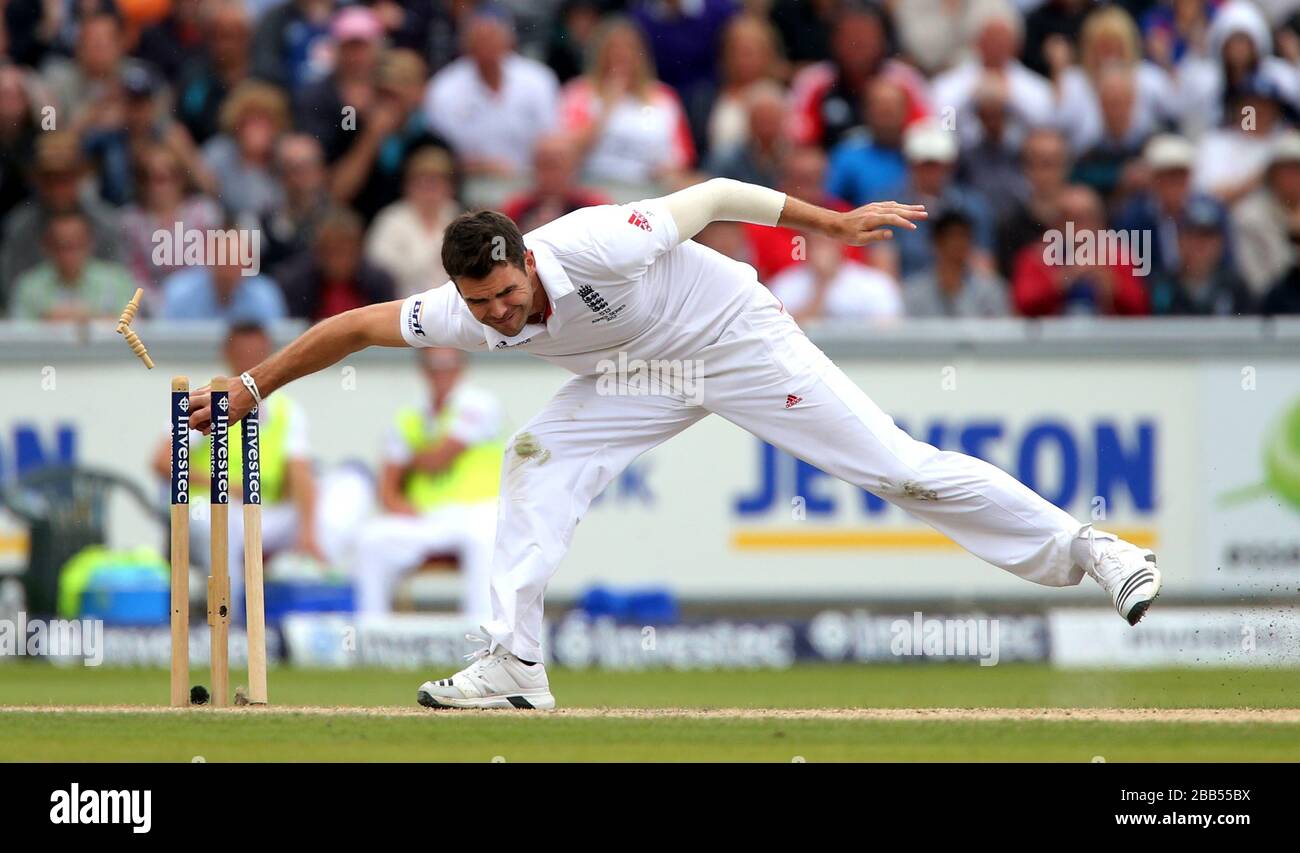 Der England-Bowler James Anderson läuft den australischen Batsman Steve Smith während des vierten Tages des dritten Investec Ashes Testspiels im Old Trafford Cricket Ground, Manchester, aus. Stockfoto