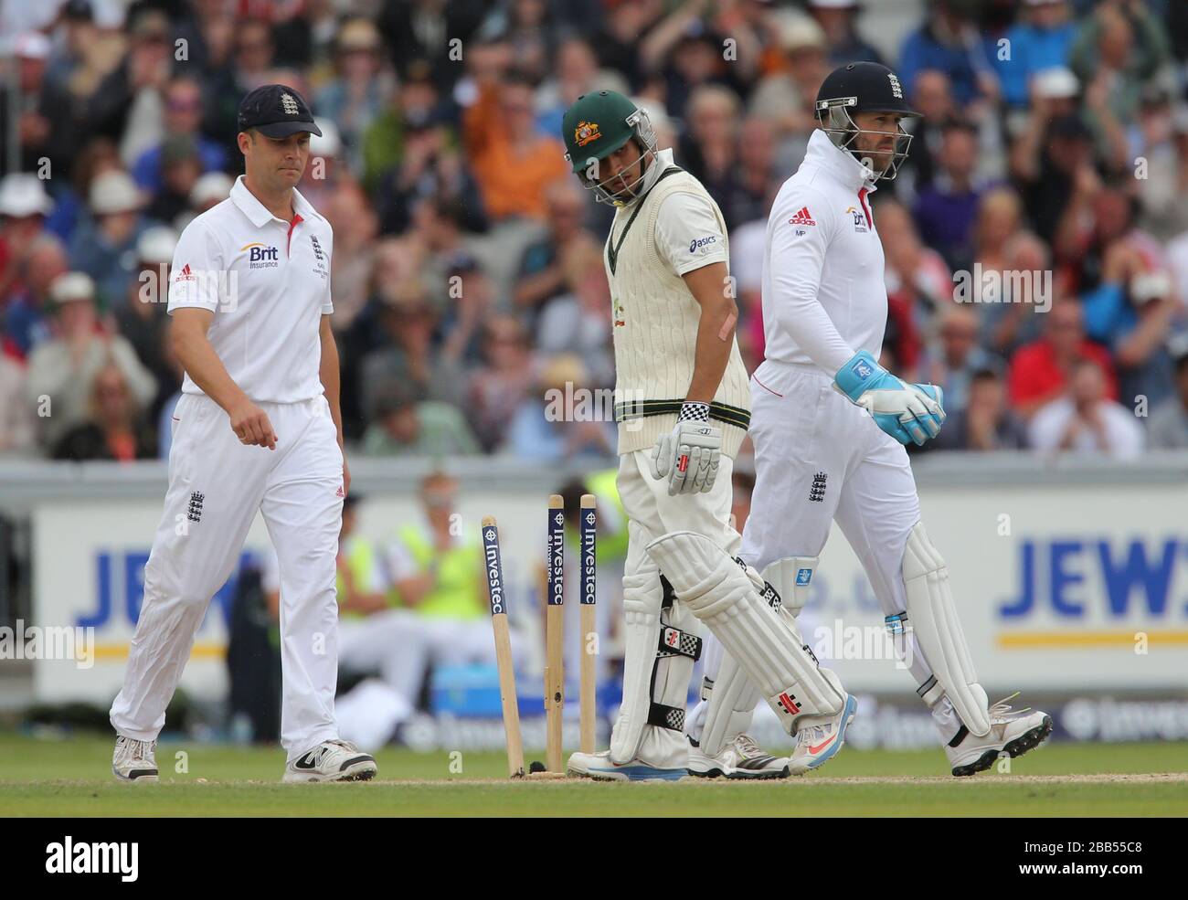 Der australische Schlagmann Usman Khawaja ist am vierten Tag des dritten Investec Ashes Testspiels im Old Trafford Cricket Ground, Manchester, nach England Bowler Graeme Swann ausgefahren. Stockfoto