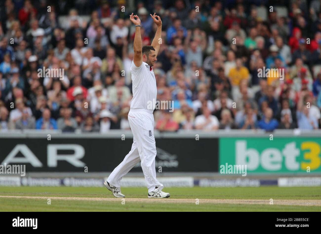 England Bowler Tim Bresnan feiert, nachdem er Wicket des australischen Schlagmannes Shaun Watson während des vierten Tages des dritten Investec Ashes Testspiels am Old Trafford Cricket Ground, Manchester, genommen hat. Stockfoto