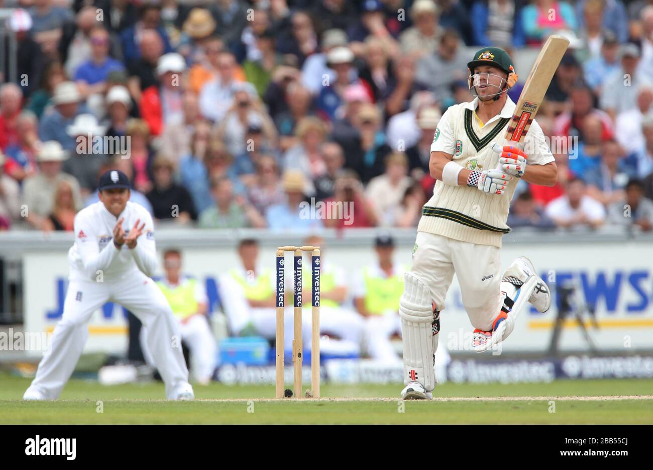 Der australische Schlagmann David Warner kämpft, um einen Hüpfer vor dem England-Bowler James Anderson während des vierten Tages des dritten Investec Ashes Testspiels am Old Trafford Cricket Ground, Manchester, zu spielen. Stockfoto