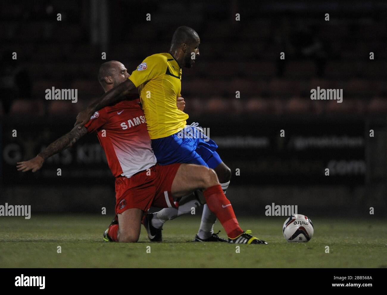 Scott Cuthbert von Leyton Orient fouls Leon Clarke (rechts) von Coventry City für einen Elfmeter Stockfoto