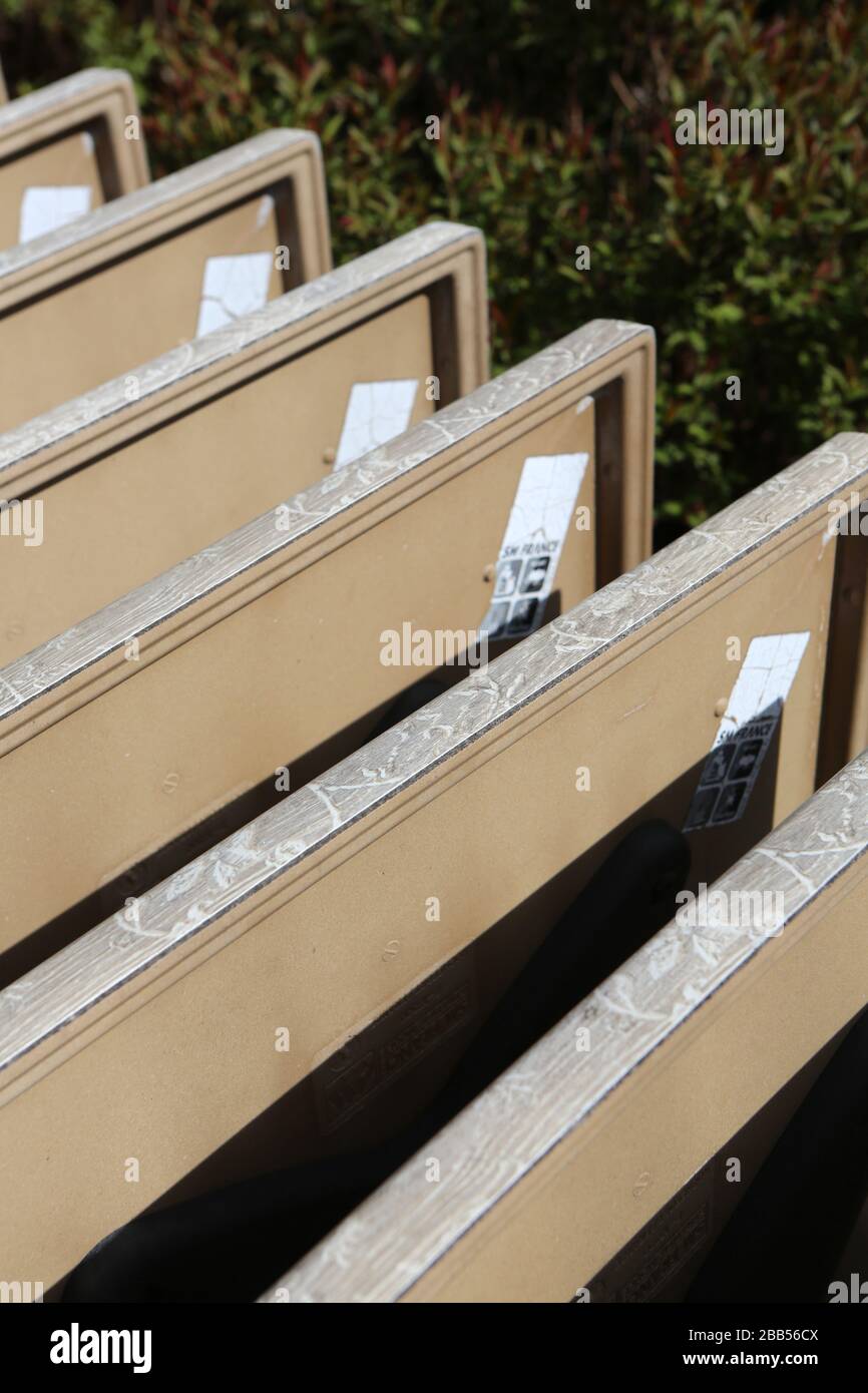 Tisches alignées sur une Terrasse d'un Restaurant. Verwaltung von Fermetten. Coronavirus. Covid-19. Saint-Gervais-les-Bains. Savoie. Stockfoto