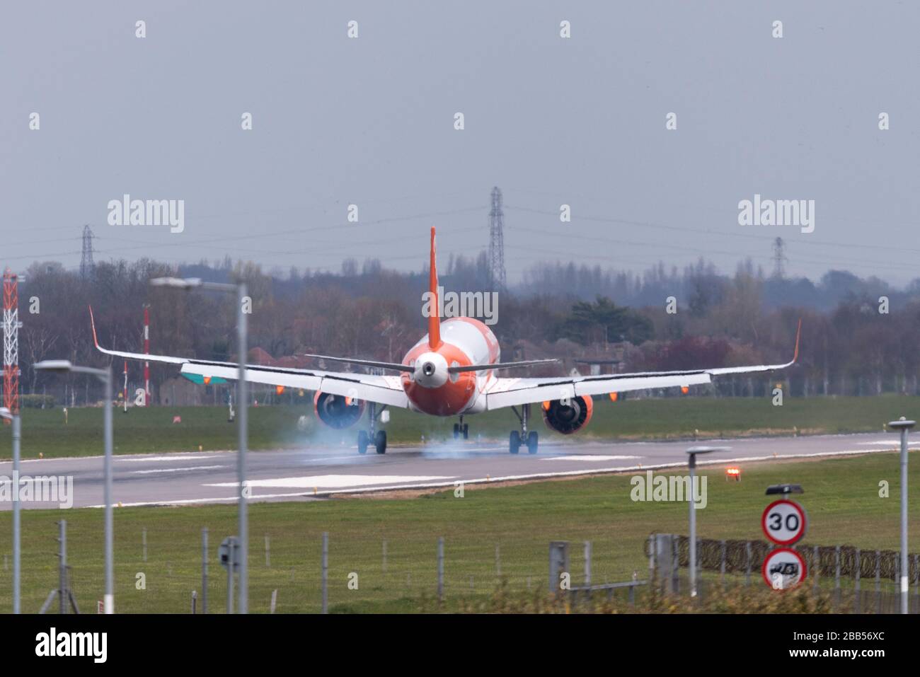 London Southend Airport, Essex, Großbritannien. März 2020. Nach der Ankündigung, dass sie ihr ganzes Flugzeug aufgrund der COVID-19 Coronavirus Pandemie easyJet heute rund fünfzehn ihrer Flugzeuge zum London Southend Airport zur Lagerung erden werden. Der Flughafen hat bereits Jets von Ryanair, British Airways, Titan und anderen lagert. EasyJet führte während der Sperrzeit Rückführungsflüge durch, die aber inzwischen eingestellt wurden. Die ersten drei Flugzeuge kamen aus Newcastle, weitere kamen aus Edinburgh und Glasgow Stockfoto