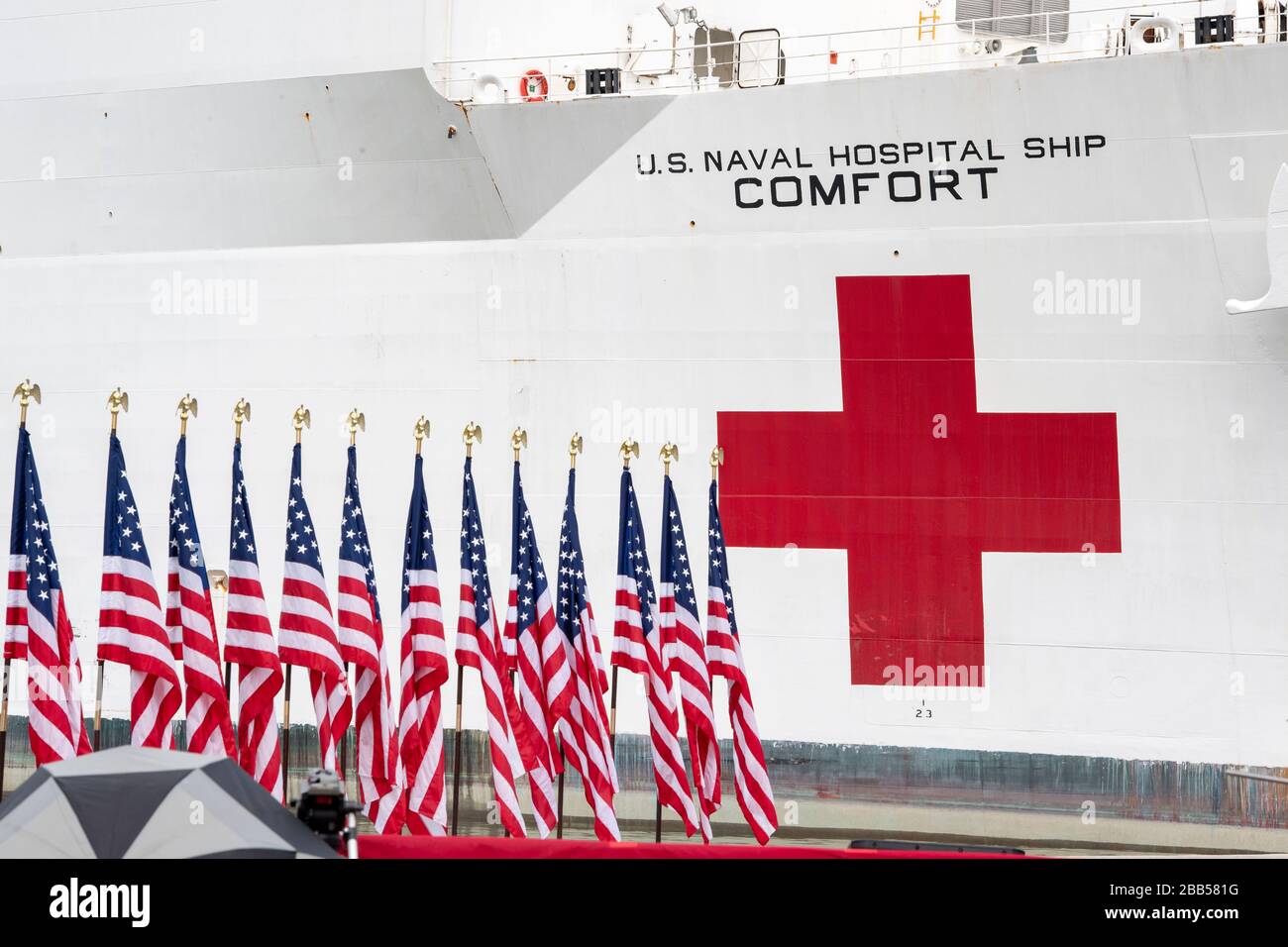 Das US Navy Military Sealift Command Hospitalschiff USNS Comfort hat eine zeremonielle Abfahrt von der Naval Station Norfolk 28. März 2020 in Norfolk, Virginia. Der Comfort wird in New York eingesetzt, um die COVID-19-Reaktionsbemühungen des Landes zu unterstützen. Stockfoto