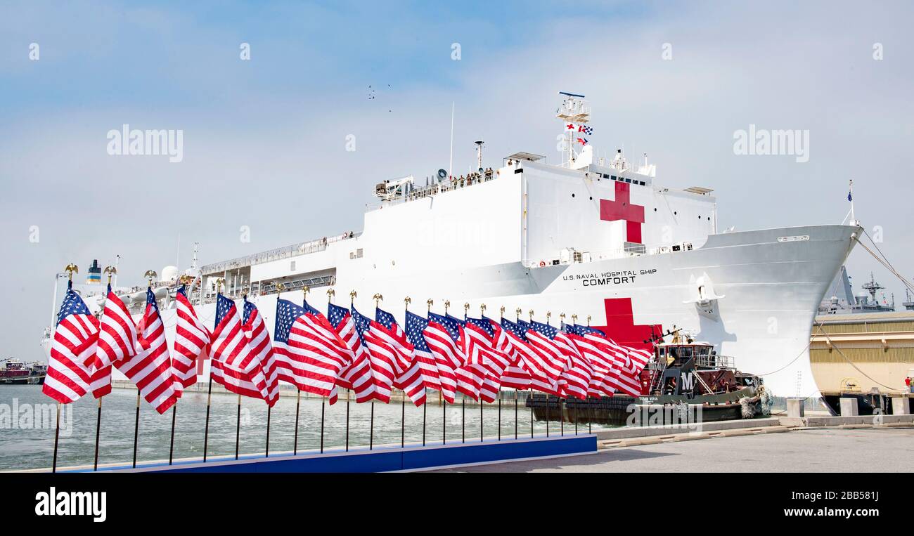 Das US Navy Military Sealift Command Hospitalschiff USNS Comfort hat eine zeremonielle Abfahrt von der Naval Station Norfolk 28. März 2020 in Norfolk, Virginia. Der Comfort wird in New York eingesetzt, um die COVID-19-Reaktionsbemühungen des Landes zu unterstützen. Stockfoto