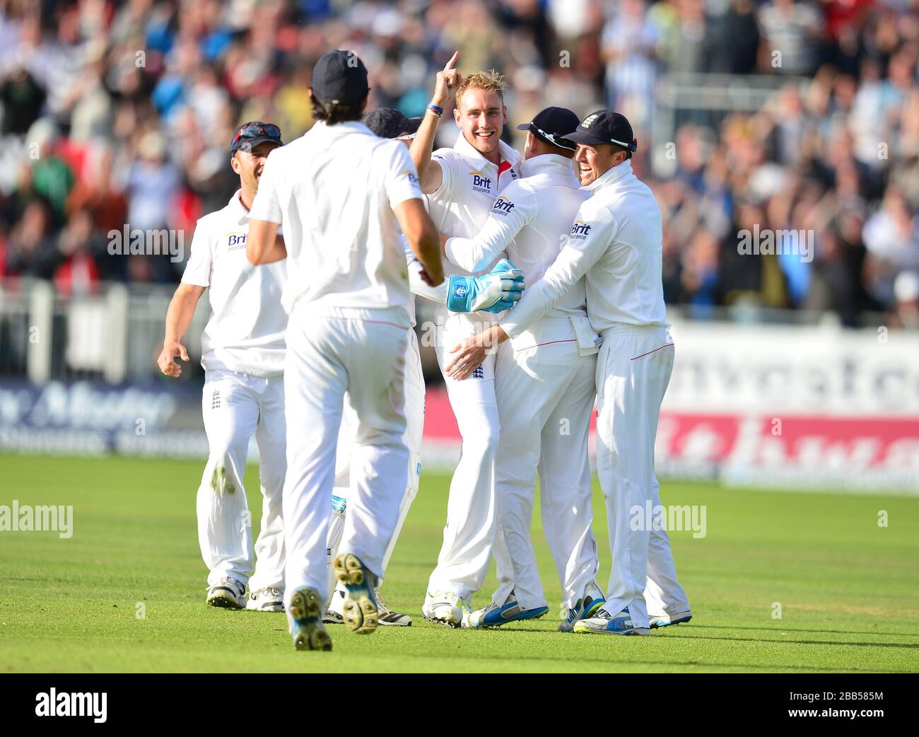 Englands Stuart Broad feiert das Wicket Brad Haddin während des vierten Investec Ashes Testspiels am Emirates Durham IKG, Durham. Stockfoto