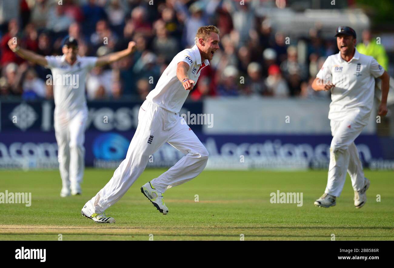 Englands Stuart Broad feiert das Wicket des australischen Ryan Harris am vierten Tag des vierten Investec Ashes Testspiels am Emirates Durham IKG, Durham. Stockfoto
