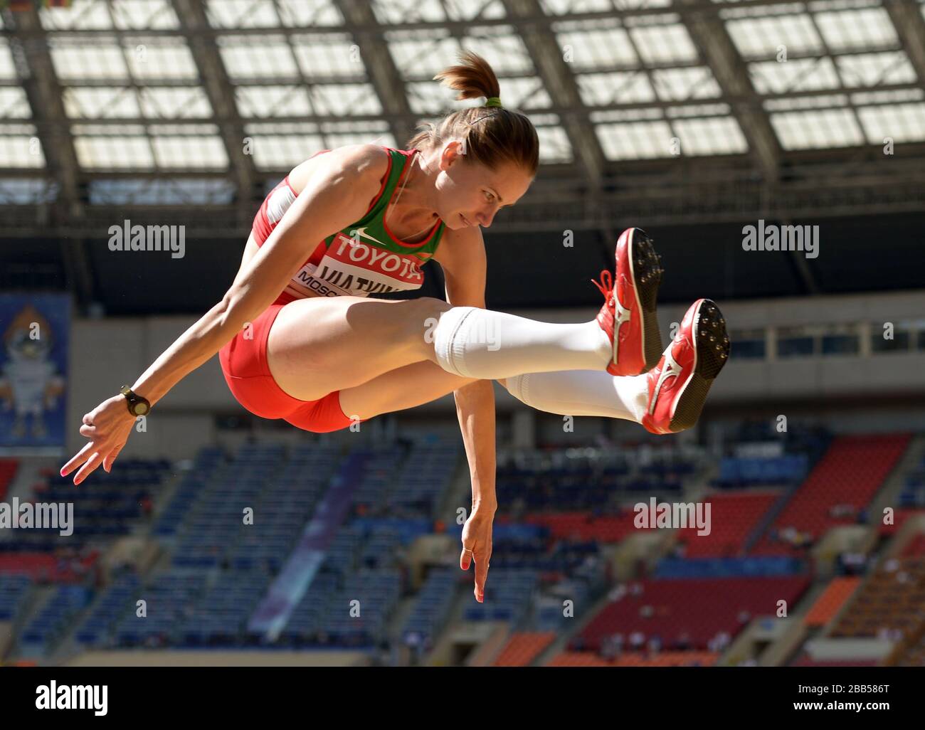Die weißrussische Natallia Viatkina tritt an Tag vier der IAAF-Leichtathletik-Weltmeisterschaften 2013 im Luzhniki-Stadion in Moskau, Russland, in der Triple-Jump-Qualifikation der Frauen an. Stockfoto