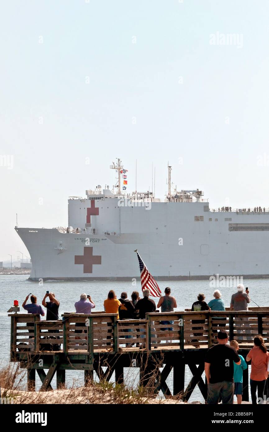 Das US Navy Military Sealift Command Hospitalschiff USNS Comfort hat eine zeremonielle Abfahrt von der Naval Station Norfolk 28. März 2020 in Norfolk, Virginia. Der Comfort wird in New York eingesetzt, um die COVID-19-Reaktionsbemühungen des Landes zu unterstützen. Stockfoto