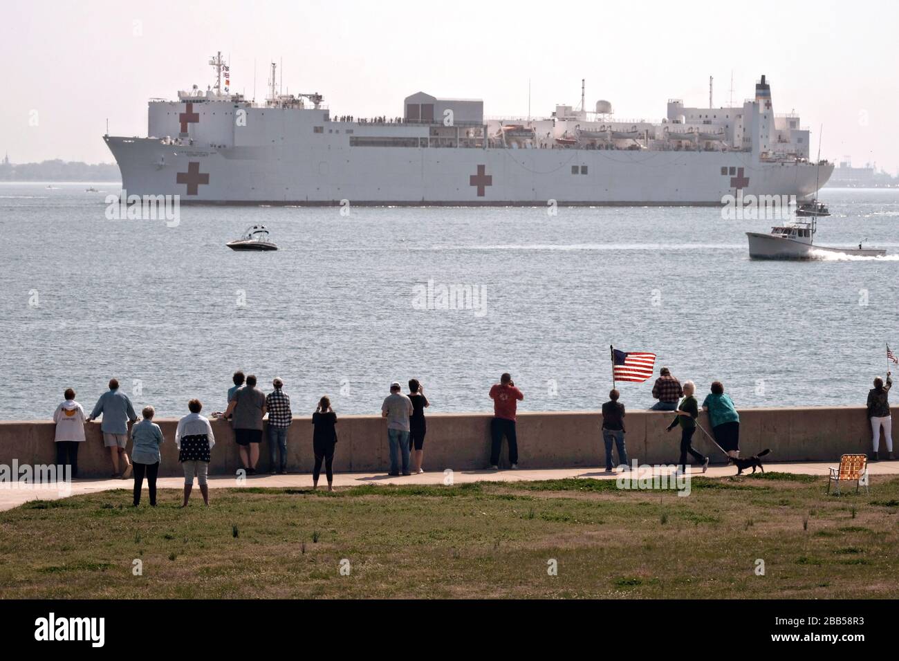 Das US Navy Military Sealift Command Hospitalschiff USNS Comfort hat eine zeremonielle Abfahrt von der Naval Station Norfolk 28. März 2020 in Norfolk, Virginia. Der Comfort wird in New York eingesetzt, um die COVID-19-Reaktionsbemühungen des Landes zu unterstützen. Stockfoto