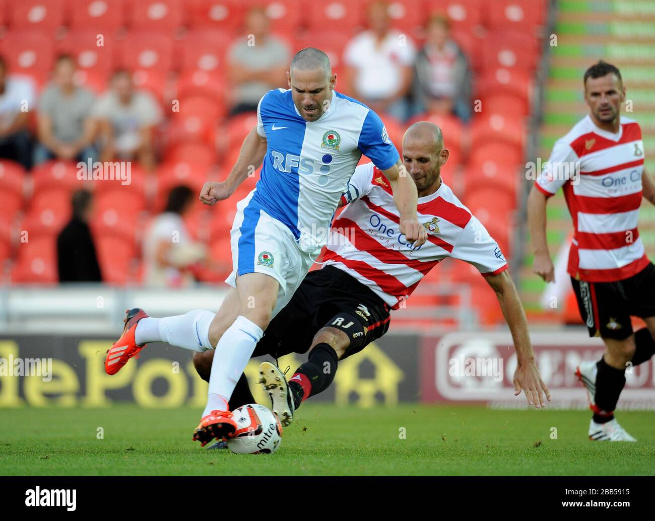 Rob Jones (rechts) von Doncaster Rovers greift David Dunne (links) von Blackburn Rovers an. Stockfoto