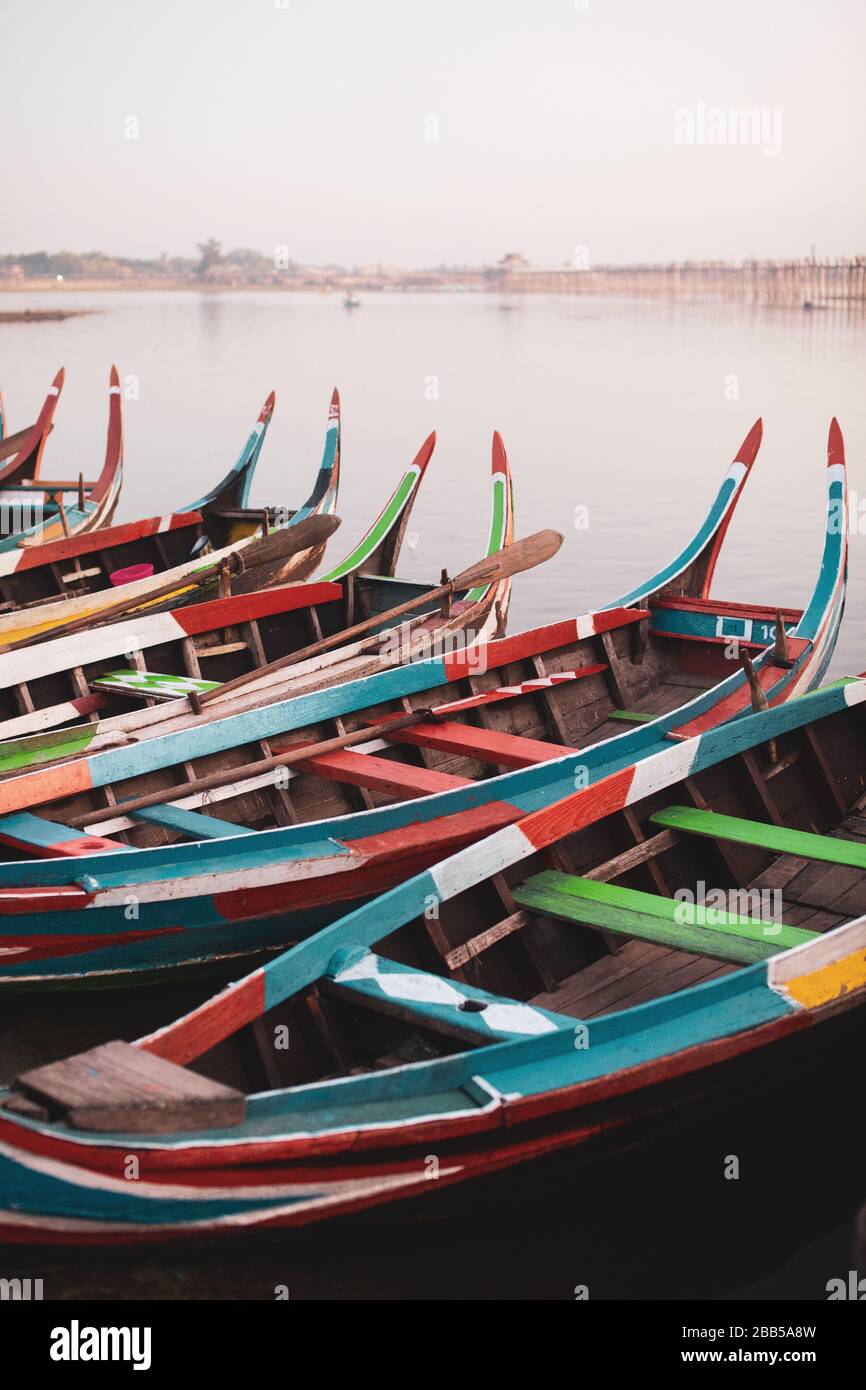 Bunte kleine Holzboote auf dem Taung Tha man Lake in der Nähe der berühmten U-Bein-Brücke. Stockfoto