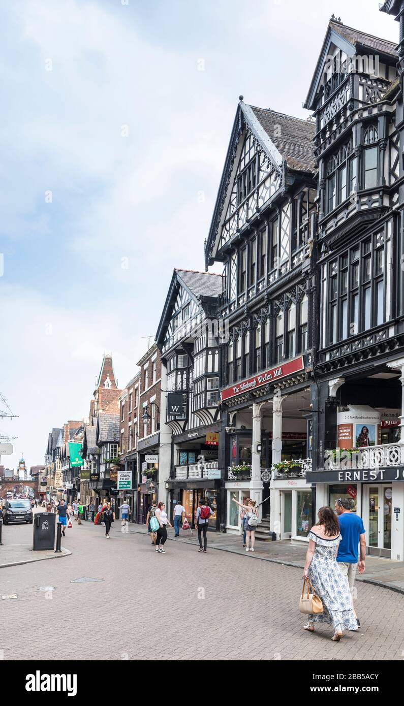 Geschäftige Einkaufsstraße mit Fachwerk, Chester, Cheshire, England, Großbritannien Stockfoto