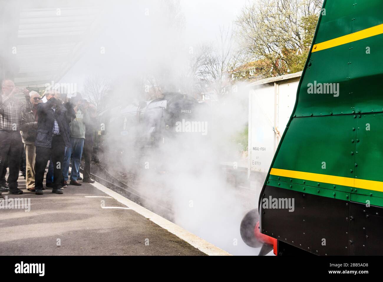 Eisenbahnfreunde nahmen ein Foto einer Dampfstraßenbahn am Bahnhof Swanage auf Stockfoto