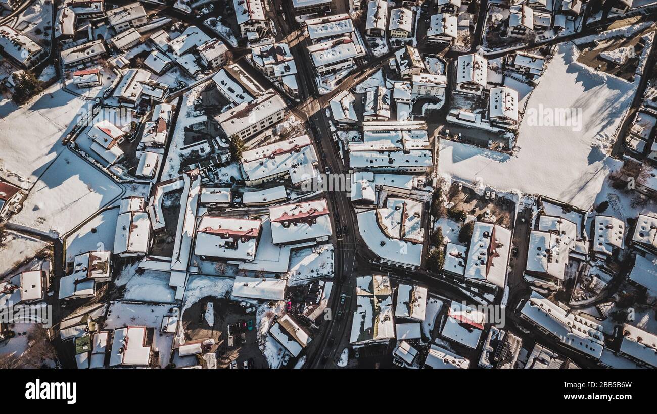 Luftbild der Häuser im Winter in Tegernsee, Bayern, Deutschland. Stockfoto