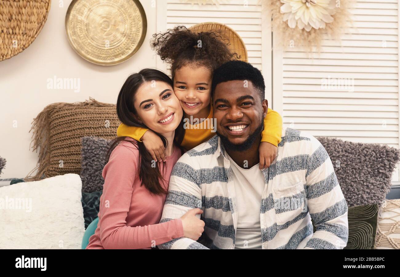 Fröhliches Familienporträt mit mehreren Rassen, bleiben Sie zu Hause Stockfoto