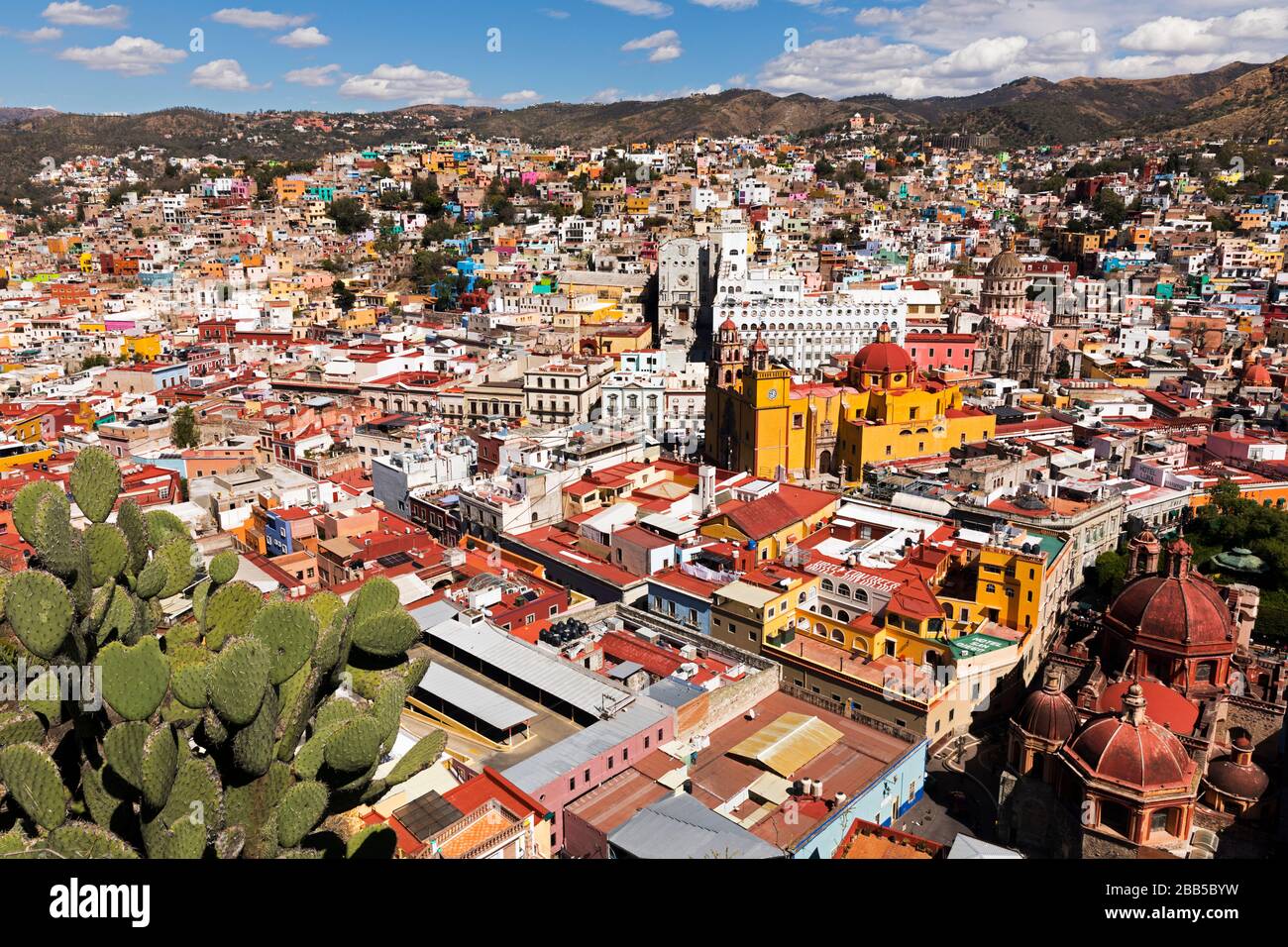 Mexiko, die Skyline von Guanajuato, von Monumento a El Pïpila aus gesehen. Guanajuato, ein UNESCO-Weltkulturerbe Stockfoto