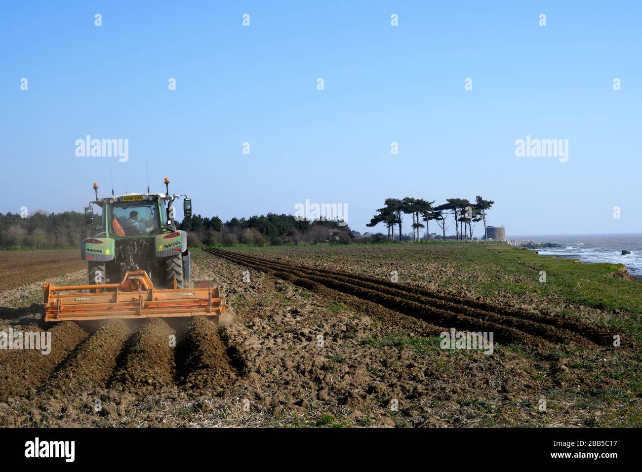 Fendt 724 Traktor mit Grubber, Bawdsey, Suffolk, England. Stockfoto