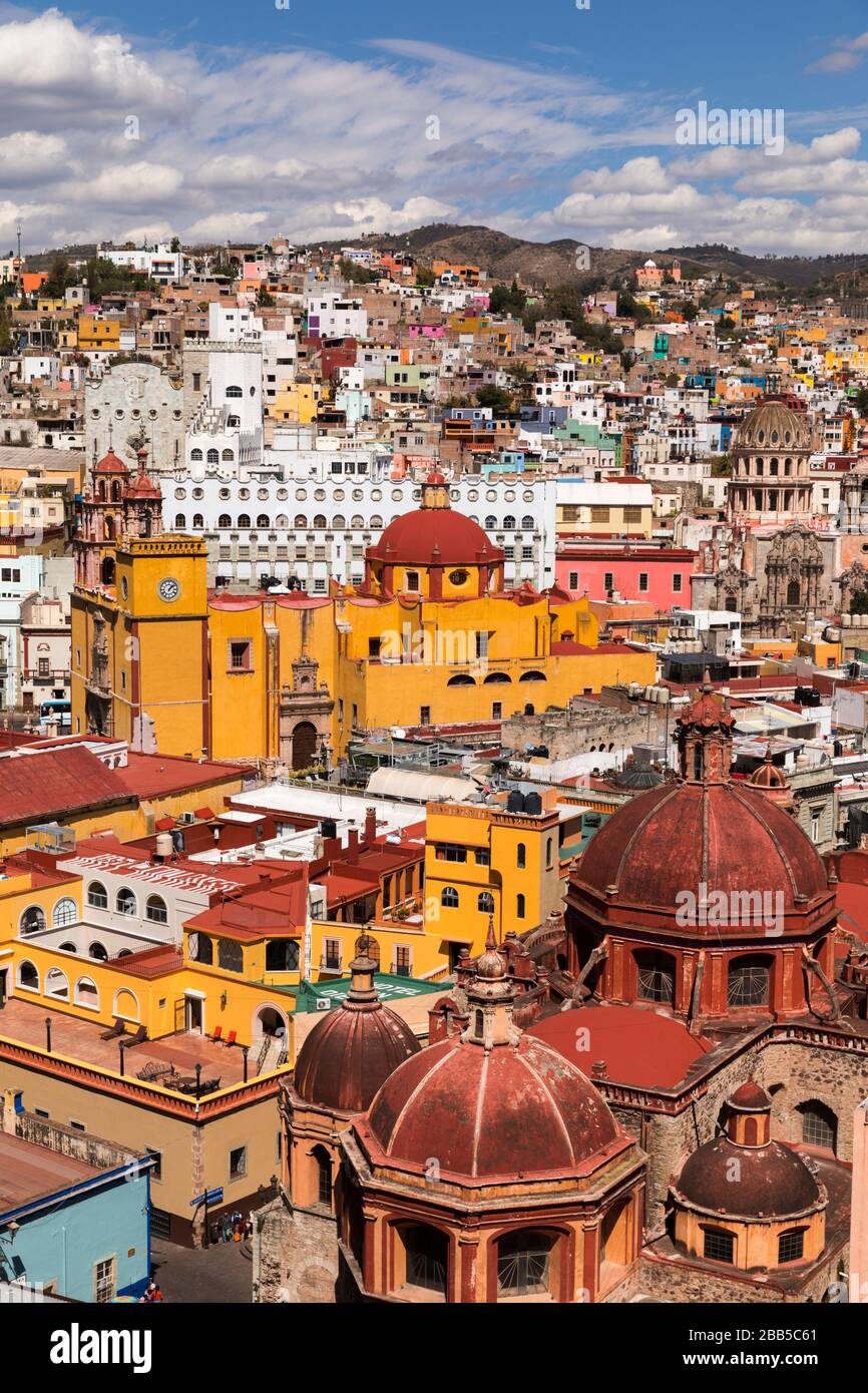 Mexiko, die Skyline von Guanajuato, von Monumento a El Pïpila aus gesehen. Guanajuato, ein UNESCO-Weltkulturerbe Stockfoto