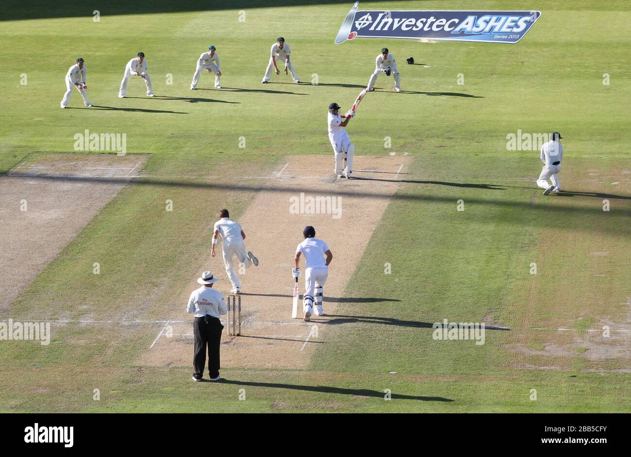 Der australische Bowler Peter Siddle nimmt Wicket des englischen Schlagmannes Tim Bresnan für 1 während des zweiten Tages des dritten Investec Ashes Testspiels am Old Trafford Cricket Ground Stockfoto