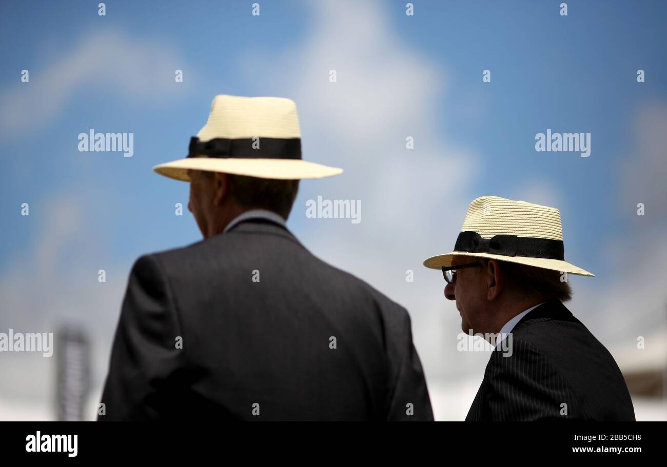 Racegoers im Laufe des fünften Tages des Glorious Goodwood Festivals 2013 auf der Rennbahn Goodwood Stockfoto