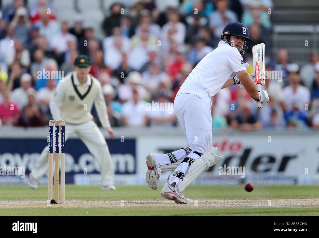 Englands Kapitän Alastair Cook punktet am dritten Tag des dritten Investec Ashes Testspiels im Old Trafford Cricket Ground, Manchester. Stockfoto