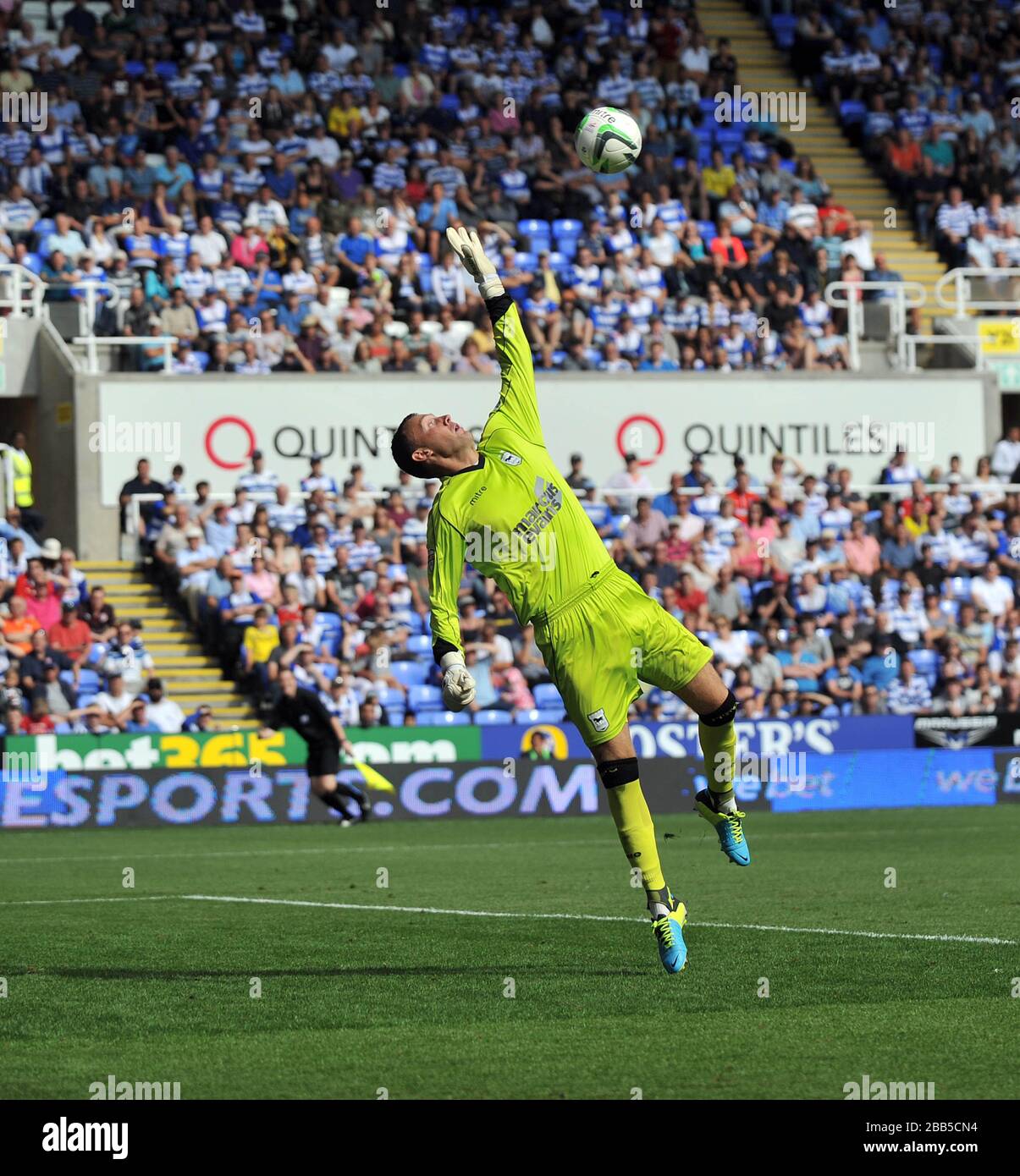 Ipswich Town Torwarter Scott Loach kann den abgelehnen Schuss von Danny Guthrie für den Lesesieger nicht stoppen Stockfoto