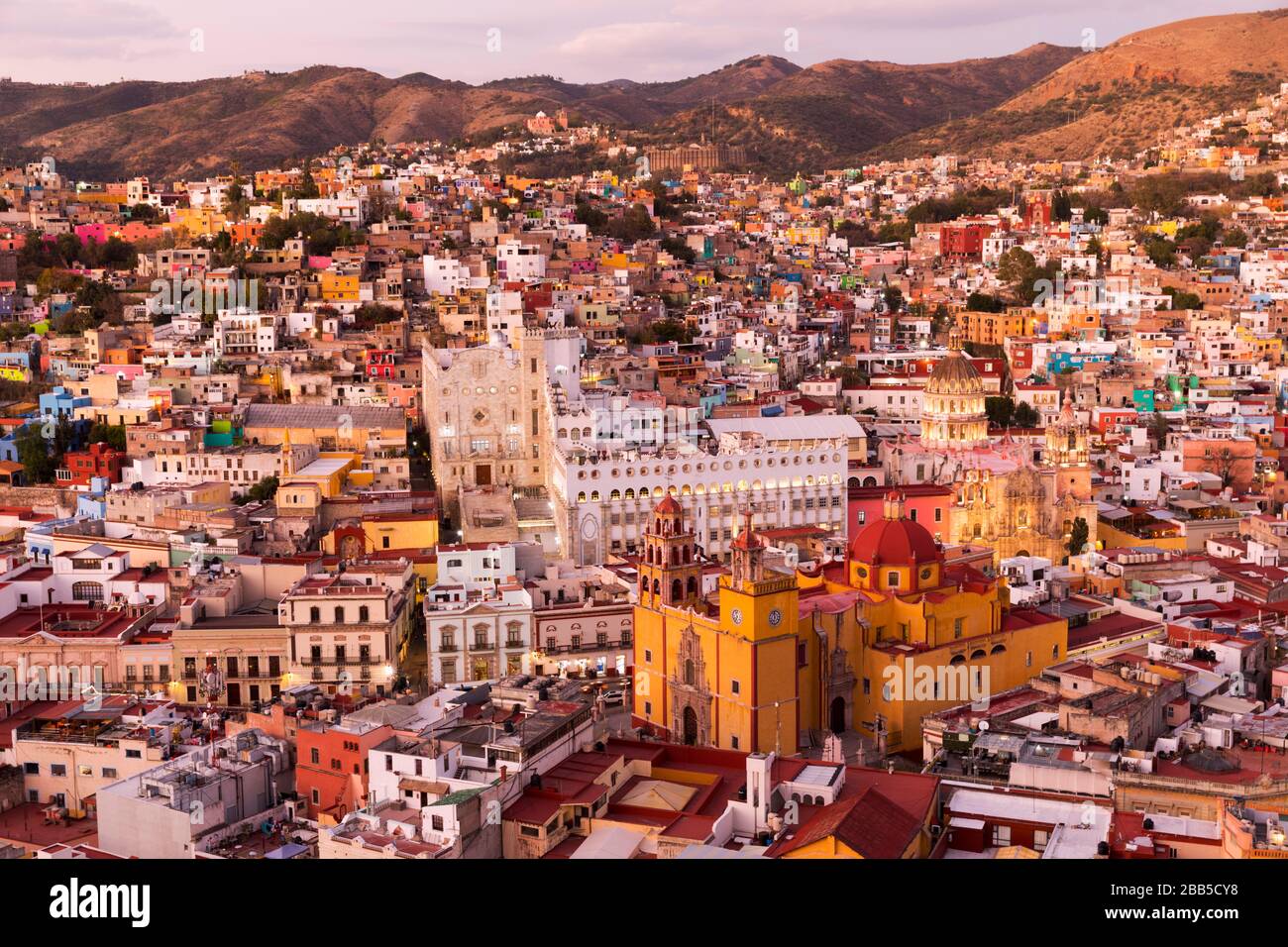 Mexiko, die Skyline von Guanajuato, von Monumento a El Pïpila aus gesehen. Guanajuato, ein UNESCO-Weltkulturerbe Stockfoto