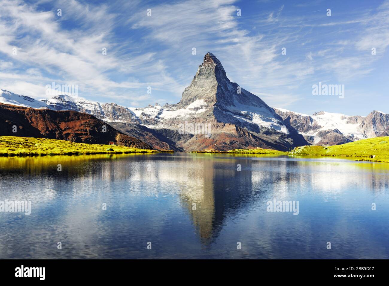 Malerische Aussicht auf das Matterhorn Matterhorn Peak und Stellisee See in der Schweizer Alpen. Tag Foto mit blauen Himmel. Zermatt Resort Lage, Schweiz. Landschaftsfotografie Stockfoto
