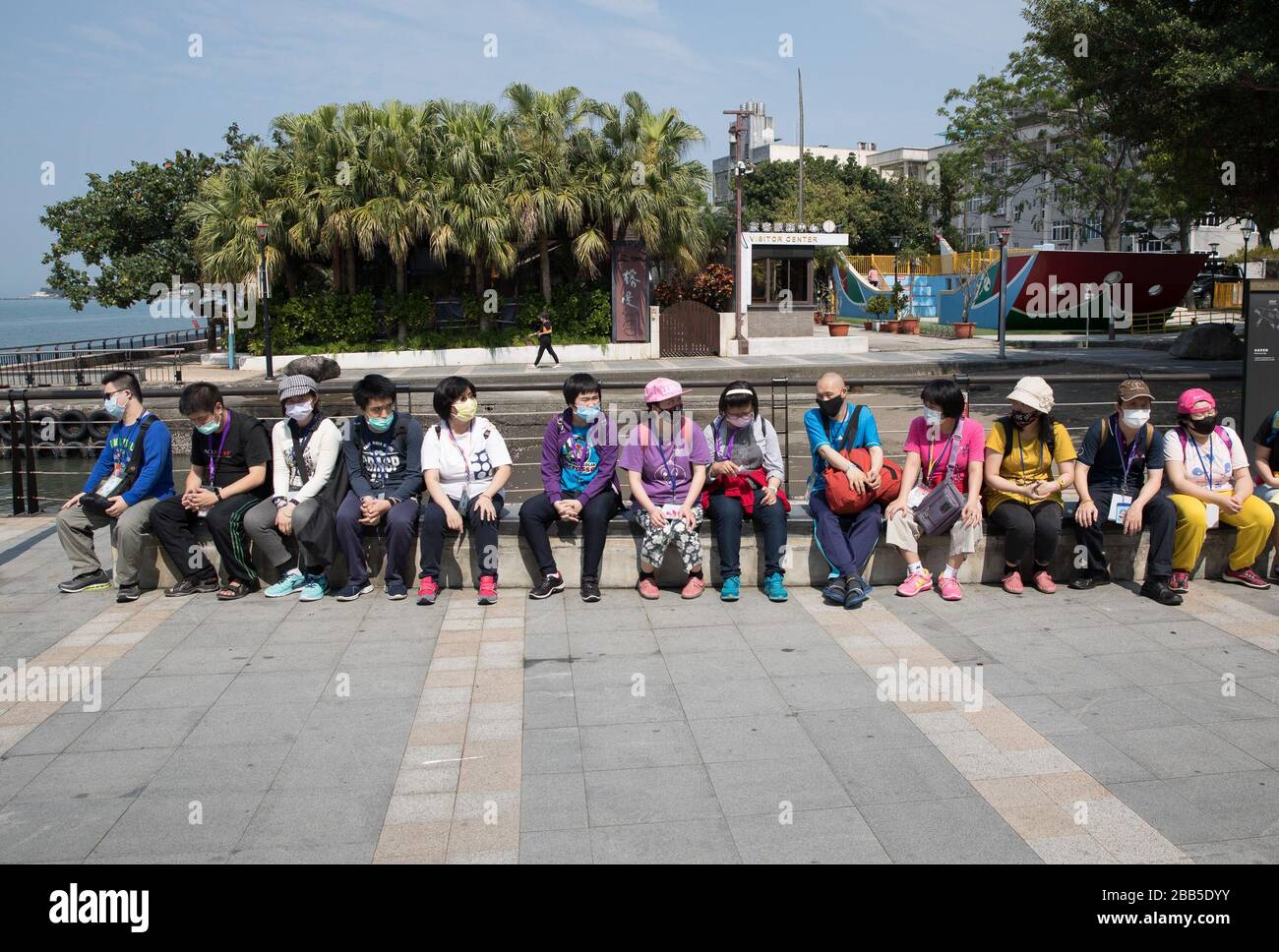 (200330) -- TAIPEH, 30. März 2020 (Xinhua) -- Touristen, die Masken tragen, ruhen am Tamsui-Fluss in der Stadt New Taipeh im Südosten Chinas Taiwan, 26. März 2020. Die Gesamtzahl der Fälle von neuartigen Coronavirus Disease (COVID-19) in Taiwan ist um acht auf 306 gestiegen, sagte die epidemische Überwachungsbehörde der Insel am Montag. (Xinhua/Jin Liwang) Stockfoto