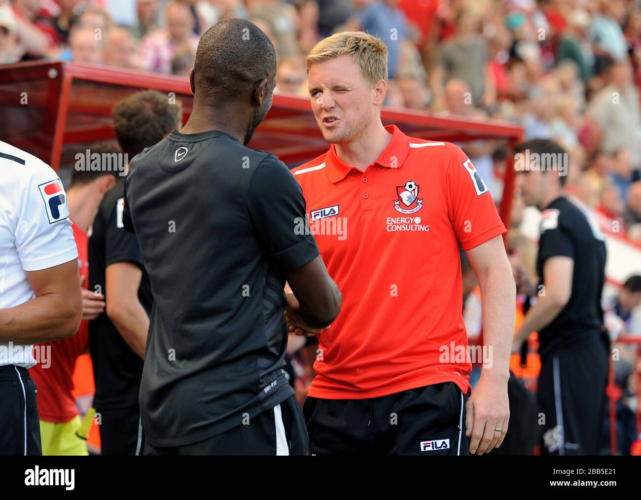 Der Manager von Charlton Athletic Chris Powell (links) schüttelt mit dem Manager Eddie Howe von Bournemouth die Hände Stockfoto