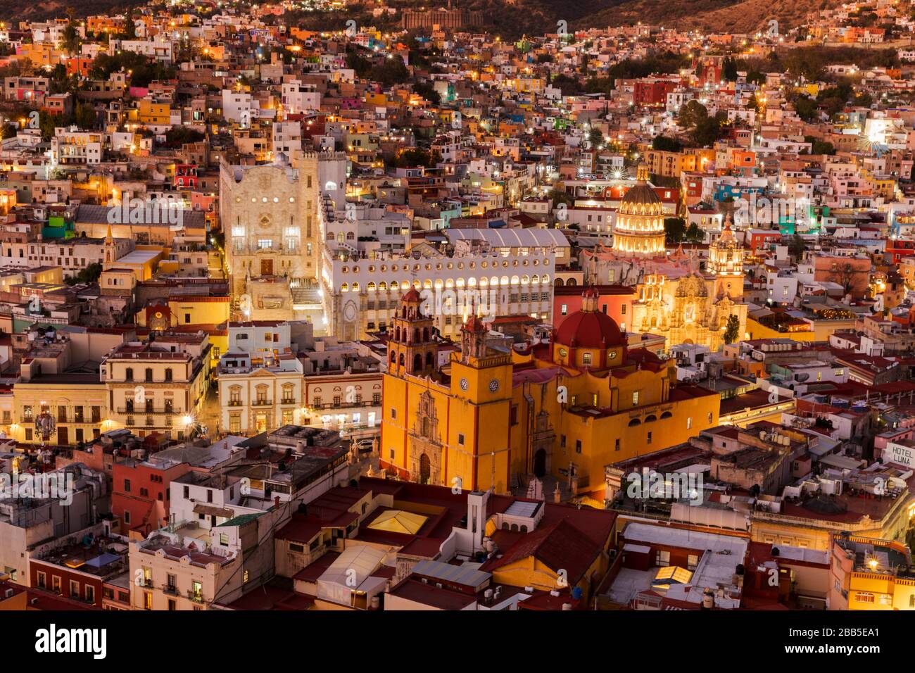 Mexiko, die Skyline von Guanajuato, von Monumento a El Pïpila aus gesehen. Guanajuato, ein UNESCO-Weltkulturerbe Stockfoto