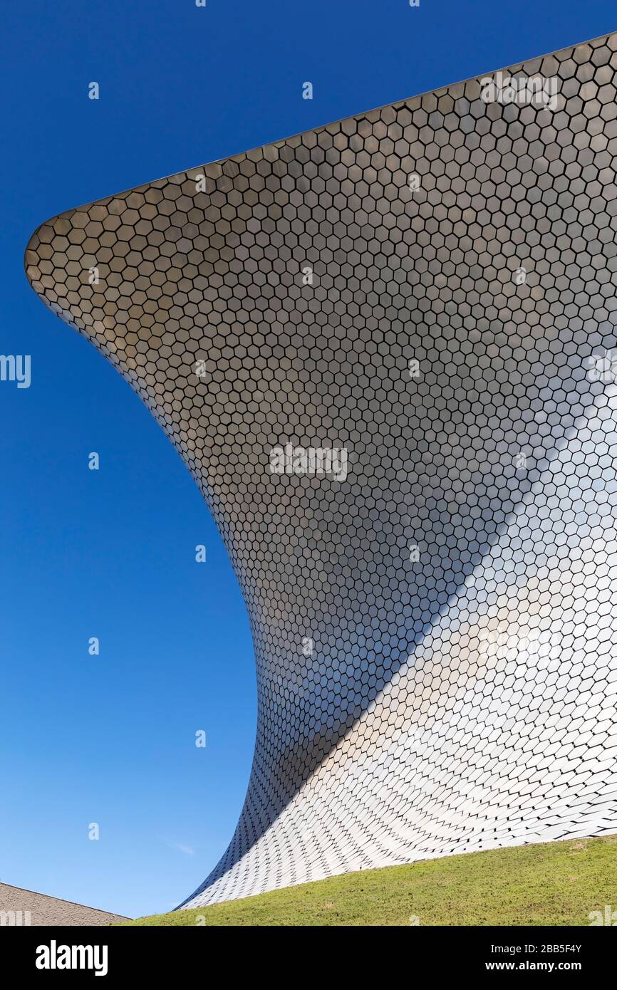 Mexiko, Mexiko-Stadt, Soumaya-Museum, Museumsaußenseite des Architekten Fernando Romero. Von Carlos Slim für seine persönliche europäische und mexikanische Kunst entwickelt Stockfoto