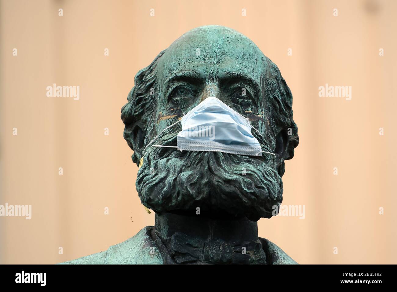 Bonn, Deutschland. März 2020. Jesters hat dem vom Bildhauer Hans Everding geschaffenen Chemikern und Naturwissenschaftler Friedrich August Kekulé ein Mundschutzgitter auf das Denkmal gesetzt. Das öffentliche Leben leidet derzeit unter den Maßnahmen zur Eindämmung der Corona-Pandemie. Kredit: Federico Gambarini / dpa / Alamy Live News Stockfoto