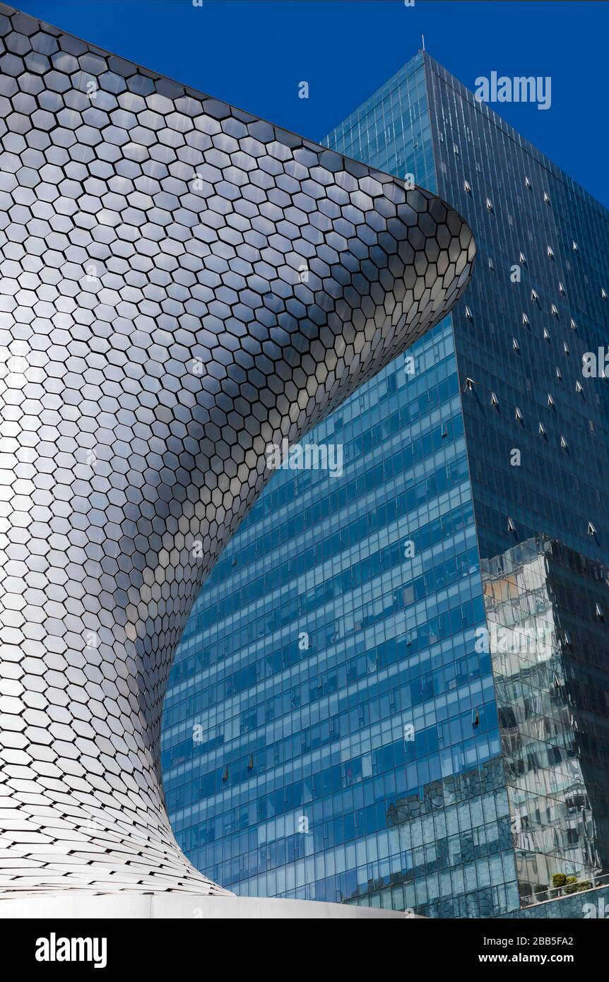 Mexiko, Mexiko-Stadt, Soumaya-Museum, Museumsaußenseite des Architekten Fernando Romero. Von Carlos Slim für seine persönliche europäische und mexikanische Kunst entwickelt Stockfoto