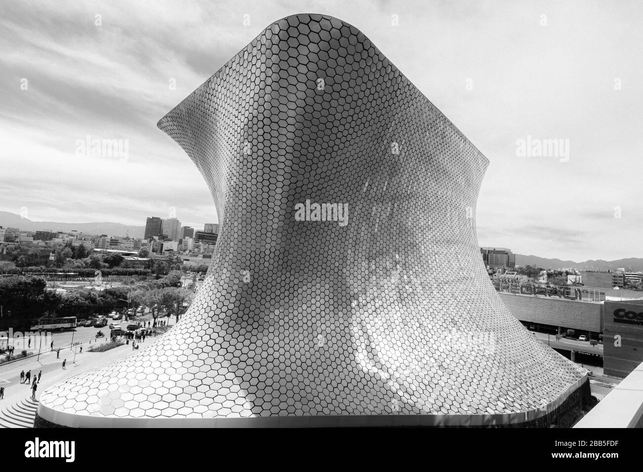 Mexiko, Mexiko-Stadt, Soumaya-Museum, Museumsaußenseite des Architekten Fernando Romero. Von Carlos Slim für seine persönliche europäische und mexikanische Kunst entwickelt Stockfoto