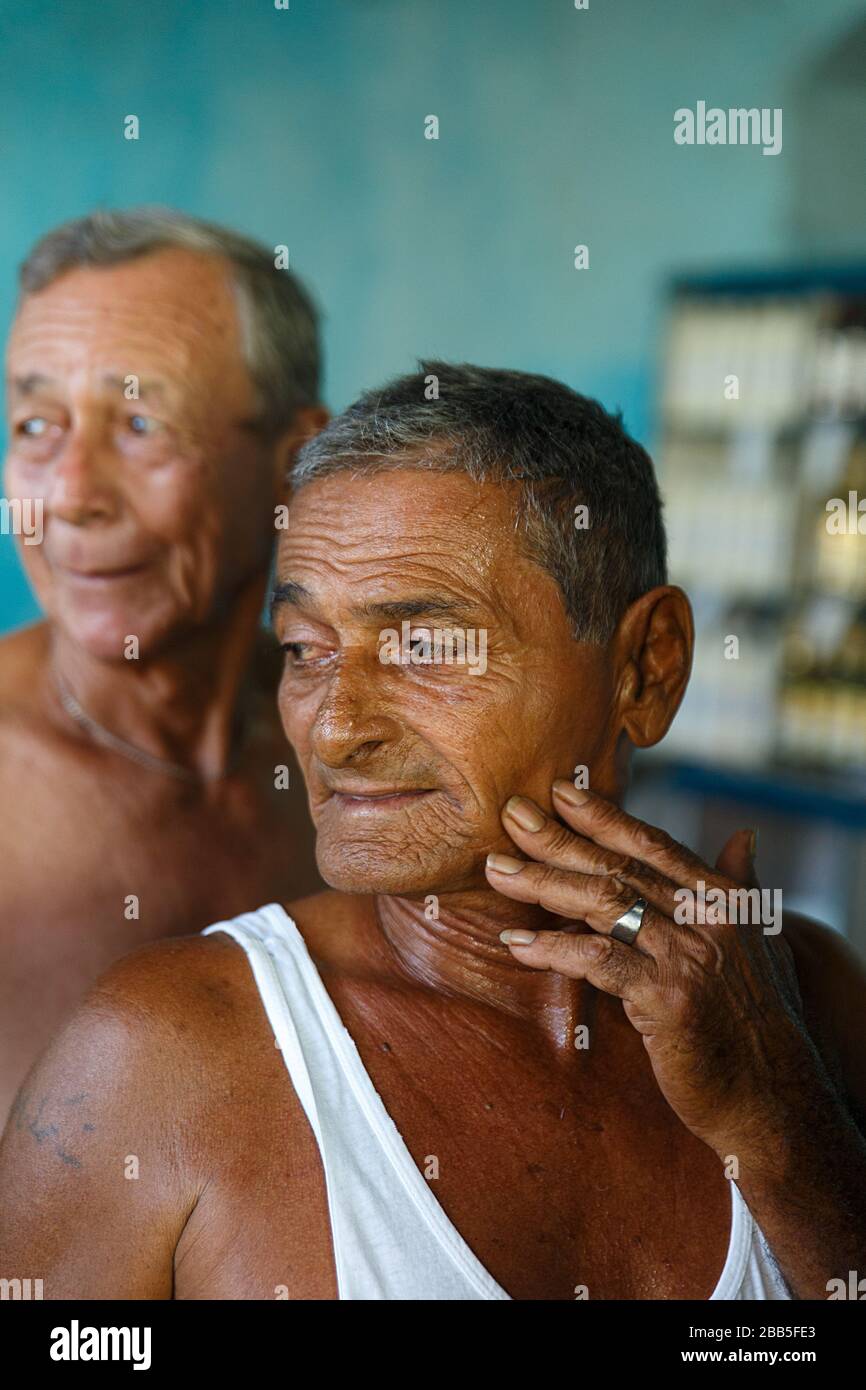 kubanische Senioren im Laden, trinidad - kuba Stockfoto