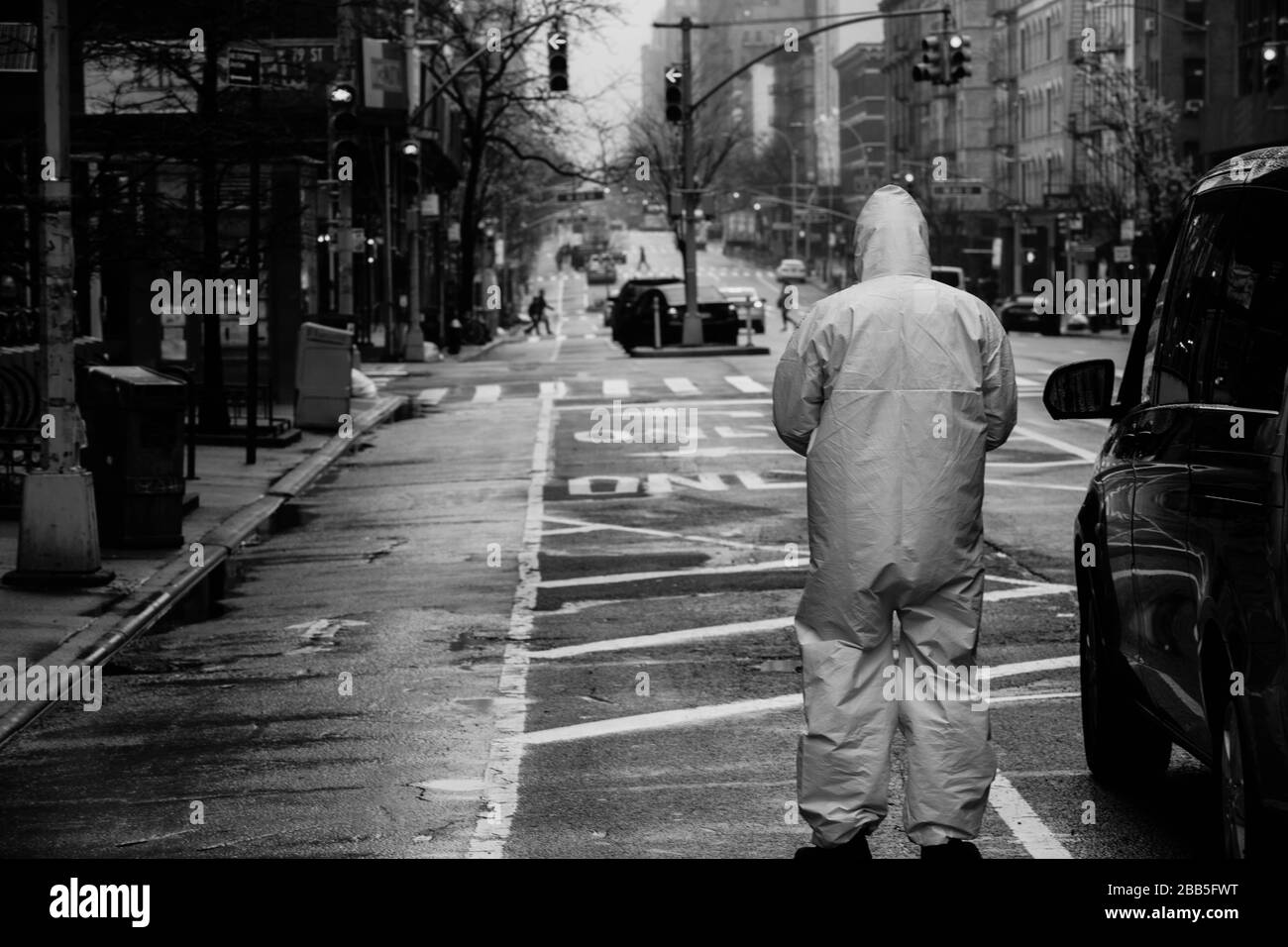 Dies ist ein Foto eines Mannes, der einen Hazmatanzug an der oberen Westseite manhattans trägt Stockfoto