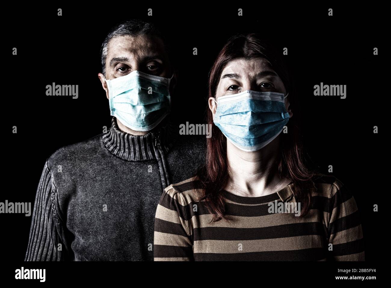 Mann und Frau mit chirurgischen Masken. Mit Gesichtsmaske geschützt koppeln. Pandemie oder Epidemie, Schreckliches, Angst- oder Gefahrenkonzept. Schutz für biologische Gefahren wie Stockfoto