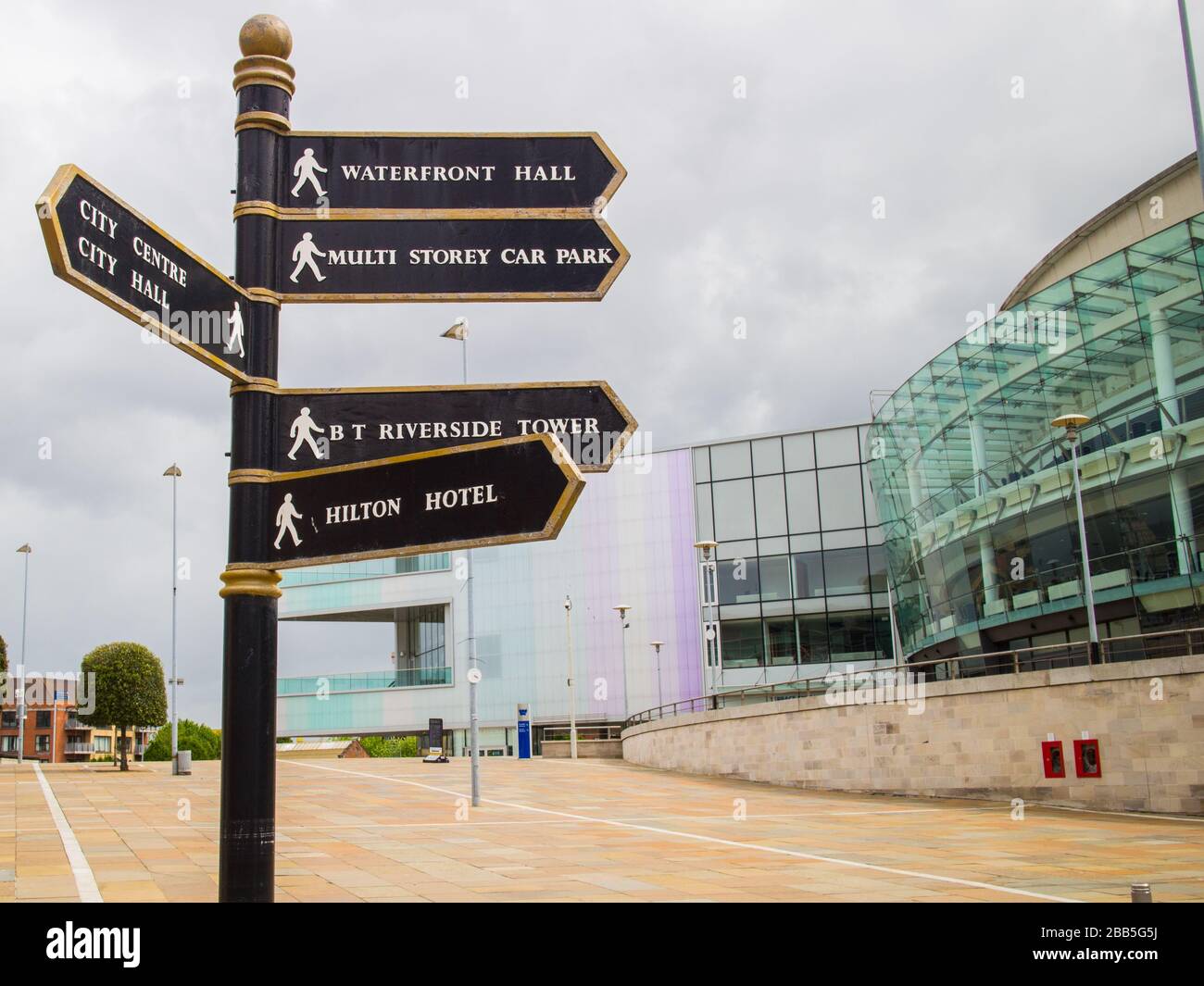 BELFAST, NORDIRLAND - Melden Sie den Posten mit lokalen Points of Interest in Belfast neben dem Konferenz- und Ausstellungszentrum der Waterfront Hall. Stockfoto