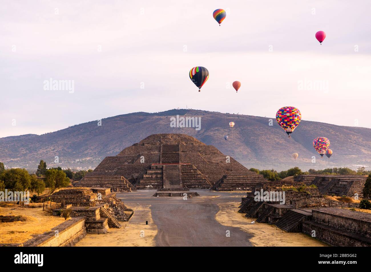 Mexiko, Mexiko-Stadt, die archäologische Zone Teotihuacán, Mexikos größtes prähispanisches Reich. Heißluftballons bei Sonnenaufgang über dem Pyrámide del Sol Stockfoto